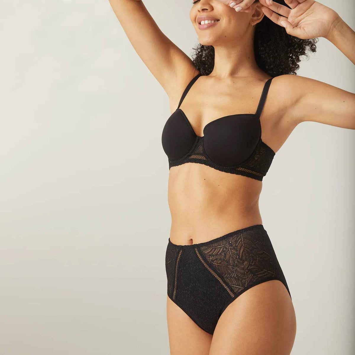 Lingerie invisible collection Confiance noir par Simone Pérèle - Erika Lingerie invisible collection Confiance noir par Simone Pérèle - Erika